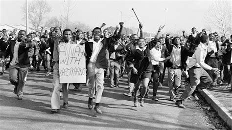 Cuộc Khởi Nghĩa Soweto năm 1976 chống lại chế độ phân biệt chủng tộc Apartheid và sự bất bình đẳng về giáo dục ở Nam Phi